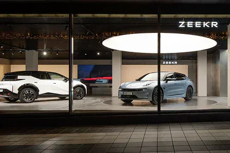 Prova la potenza della ==mobilità EV==. Lasciati coinvolgere da un inedito mix di lusso e
prestazioni.